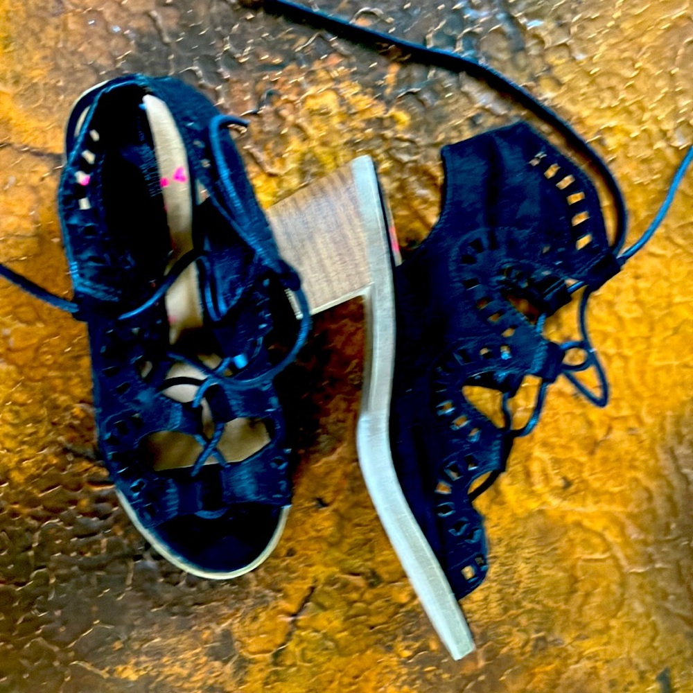 Jellypop suede shoes. Size 6 1/2. Great condition!